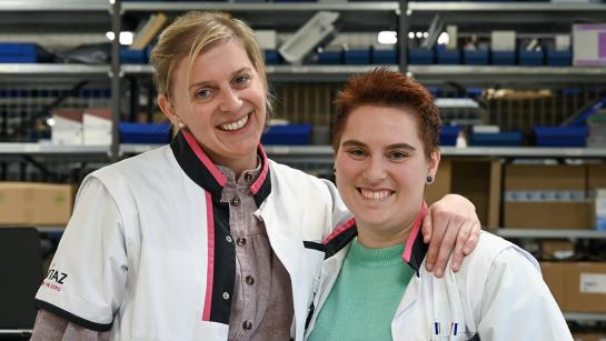 Ziekenhuisapotheker Charlotte Verstringe en apotheekassistente Tessa Weyn van de apotheek van Campus Moerland in Sint-Niklaas