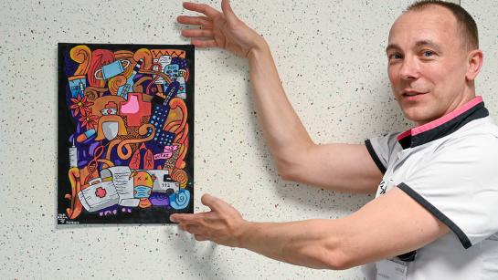 Leerwerkplek Heelkunde 2 - Niki De Block met kunstwerk van zoontje Jules