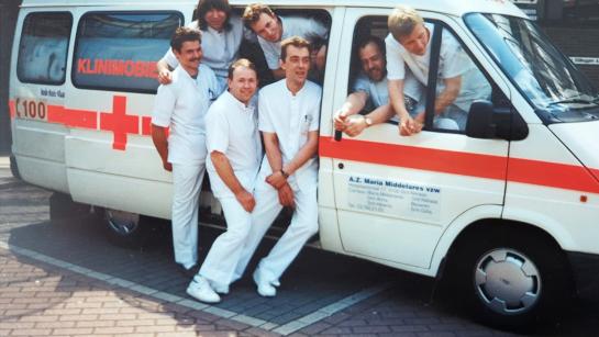 Archiefbeeld vrijwilligers Rode Kruis in ziekenwagen jaren '90