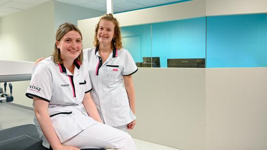 Technoloog Julie en jobstudent Bieke Medische en Moleculaire Beeldvorming