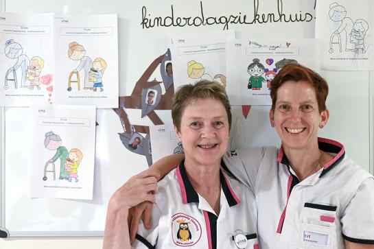 Verpleegkundigen Eve Van Den Bergh en Linda Belleter van het Geriatrisch Dagziekenhuis en het Kinderdagziekenhuis