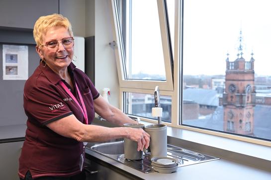 Vrijwilligster Christiana helpt bij Heelkunde 3
