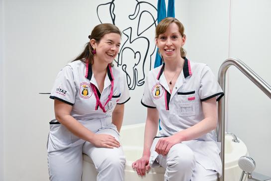 Vroedvrouwen Tamara en Lynn van Materniteit delen hun ervaringen