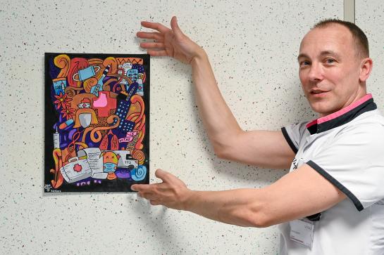 Leerwerkplek Heelkunde 2 - Niki De Block met kunstwerk van zoontje Jules