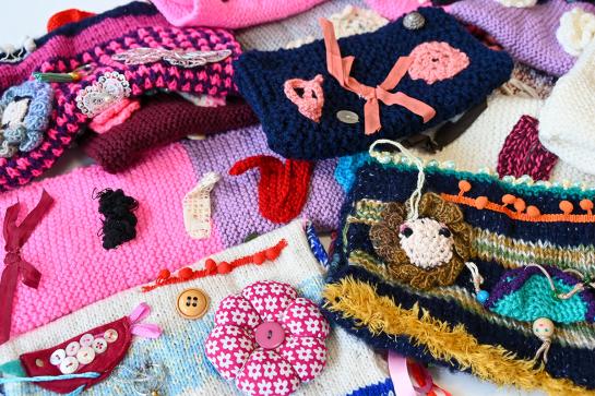 De snoezelmoffen voor patiënten met dementie, ook gekend als voeltunnels of twiddle muffs