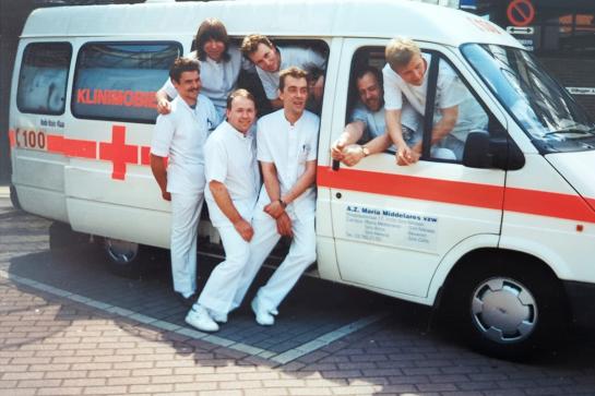 Archiefbeeld vrijwilligers Rode Kruis in ziekenwagen jaren '90