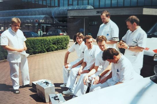 Archiefbeeld vrijwilligers Rode Kruis en boxen met medisch materiaal jaren '90