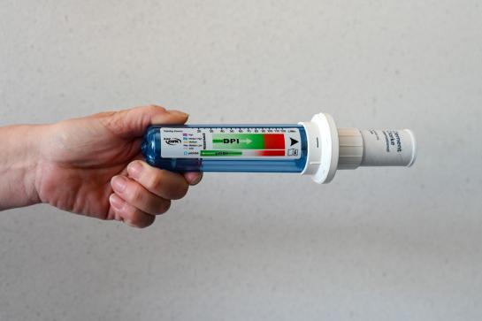 De In-Check Dial waarmee verpleegkundig consulent Respiratie en Inhalatie Tina de patiënt zijn inspiratiore kracht meet