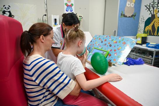 Patiente Roos en mama Katrien PROSA-team tijdens consultatie bij PROSA-verpleegkundige Sofie