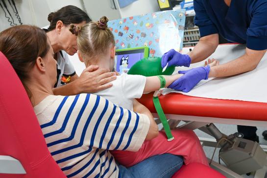 Patiente Roos en mama Katrien PROSA-team tijdens consultatie bij PROSA-verpleegkundige Sofie