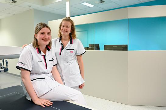 Technoloog Julie en jobstudent Bieke Medische en Moleculaire Beeldvorming