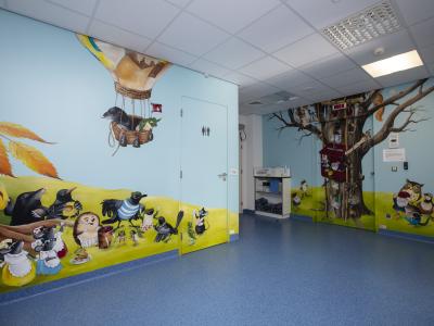 Gang met beschilderde wand in het kinderdagziekenhuis