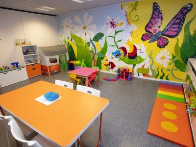 Wachtplaats kinderdagziekenhuis - speelhoekje met tafeltje