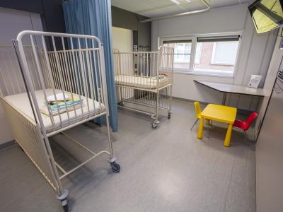 Kamer met twee bedden op het kinderdagziekenhuis